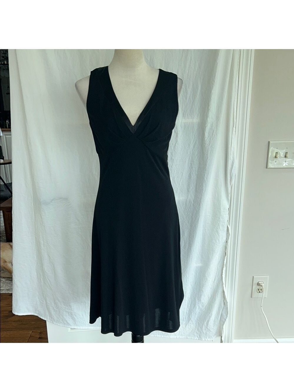 LOFT: Black V-Neck Midi Dress: Size 4 - Picture 3 of 9